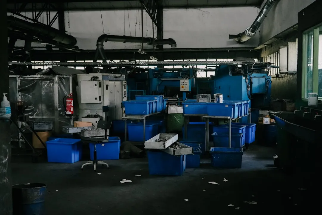 化工车间LED工矿灯与防爆灯应用对比及场景选择指南